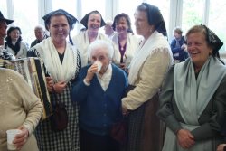 Gorizia, Villa San Giusto, 10 marzo 2009: festa per i 100 anni di un'anziana ospite