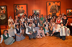 Mosca 2013: 01/07/13 foto di gruppo alla Galleria Zurab Tsereteli con il coro femminile da camera Golfman Choir diretto dalla maestra Olga Kossiborod